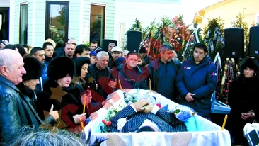 Parasesc o lume intreaga,/ Nu credeam ca mor acum!