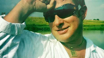 Ia de aici, uite aici! Pavel Bartos in rolul vietii lui - Cocalar cu parul lins si lant de aur la gat incercand sa agate o tarancuta pe camp: Sunt cel mai tare din parcare