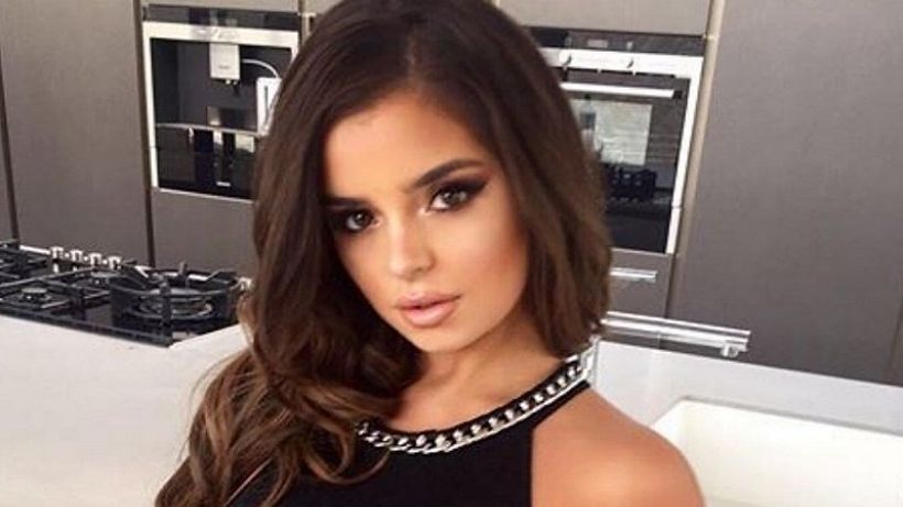 Foto incendiar. Un model a arătat tot ce are sub fustă! Blitz-urile au explodat!