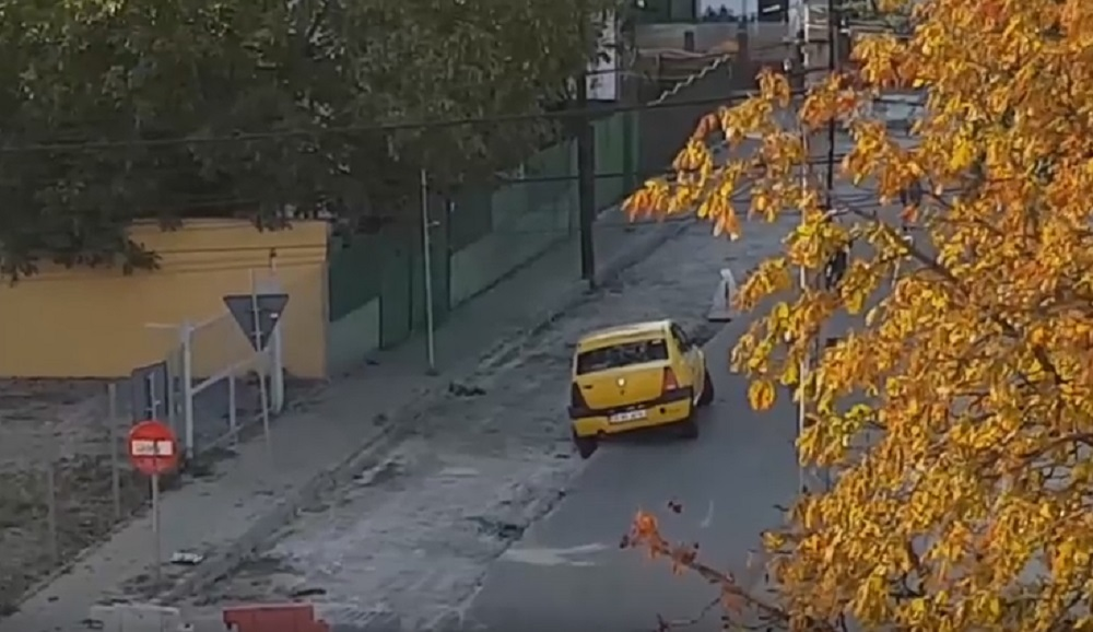 VIDEO / Un taximetrist a căzut cu maşina într-o groapă! Gestul ilegal făcut de şofer, după ce autoturismul a rămas suspendat