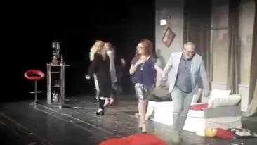 Florin Busuioc, în primul spectacol de la Teatrul din Craiova unde a făcut infarct în urmă cu 7 luni. Gestul emoționant făcut la final de actor