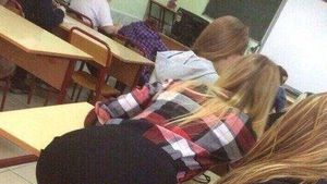 Cum a putut să se îmbrace această elevă la școală. Un coleg de clasă a fotografiat-o în timp ce se apleca peste bancă