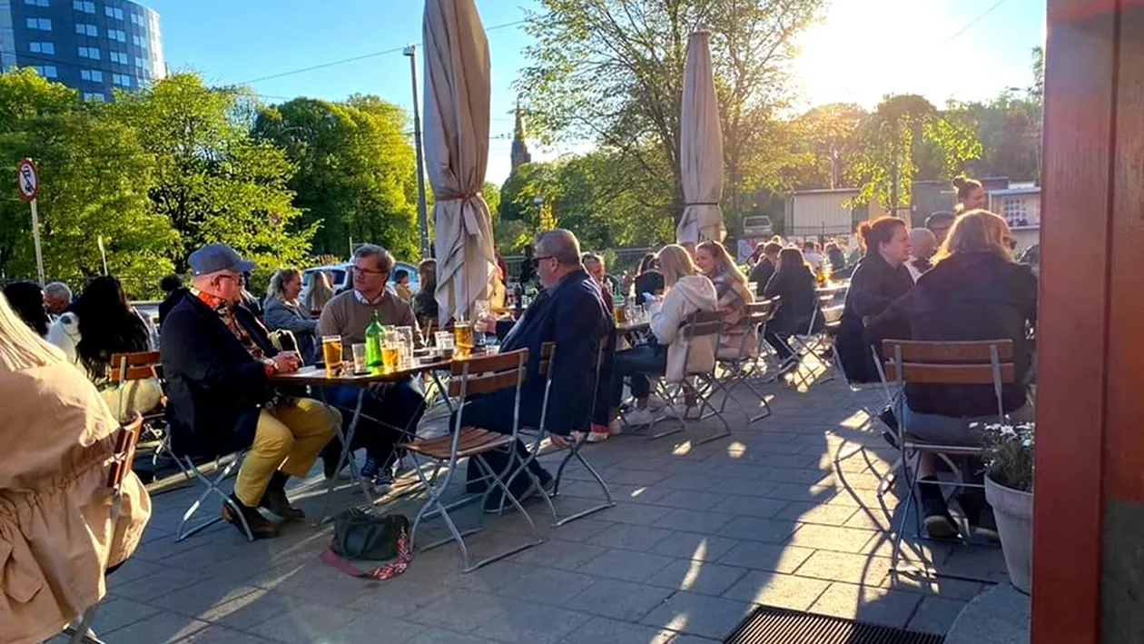 Zeci de pensionari, fotografiați bând bere le terasă, fără măști de protecție. Unde s-a întâmplat