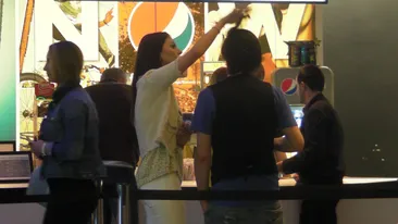 Carmin, fiul lui Marian Ionescu, “paruit” in public de iubita! Uite cum si-a infipt mana in pletele lui