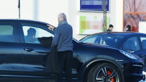 Syda nu merge singur la cumparaturi! Si-a luat tatal ca sa-l ajute sa-si aleaga patul!