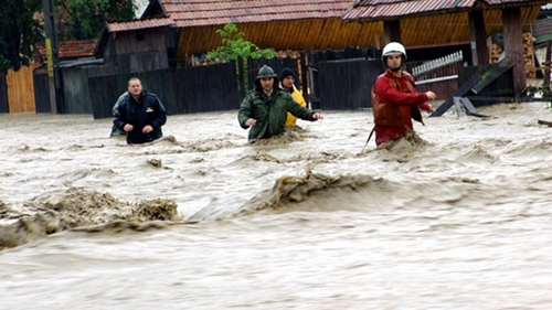 E PRAPAD in sudul tarii! COD PORTOCALIU de inundatii, sute de oameni evacuati! O persoana a murit