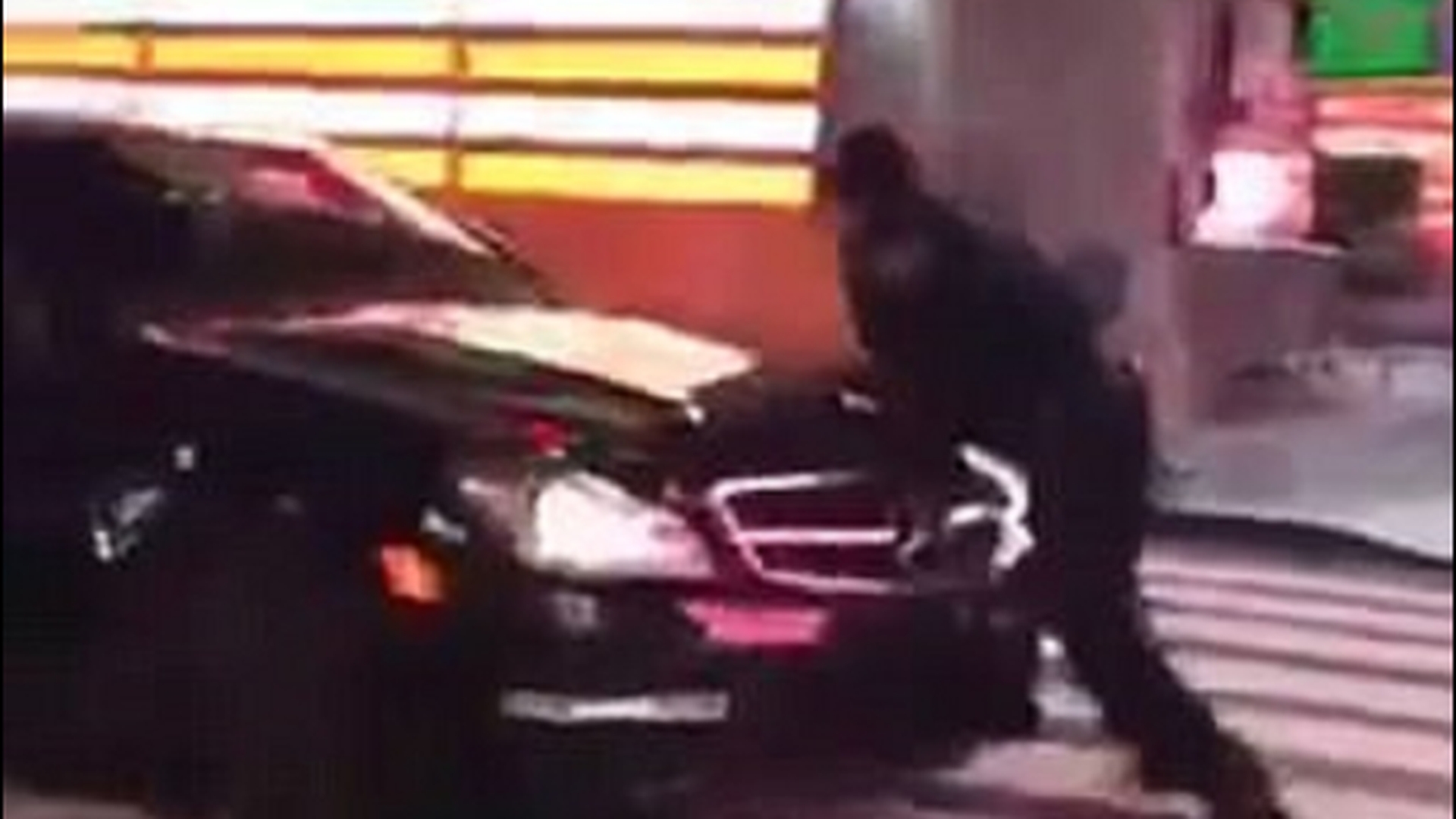 VIDEO / Un bolid de lux a lovit un poliţist în plin! Ce s-a întâmplat cu omul legii