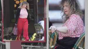 Cum am surprins-o pe Oana Lis ziua-n amiaza mare! L-a lăsat pe Viorel la păcănele și s-a ”scufundat” într-un pahar de frappe