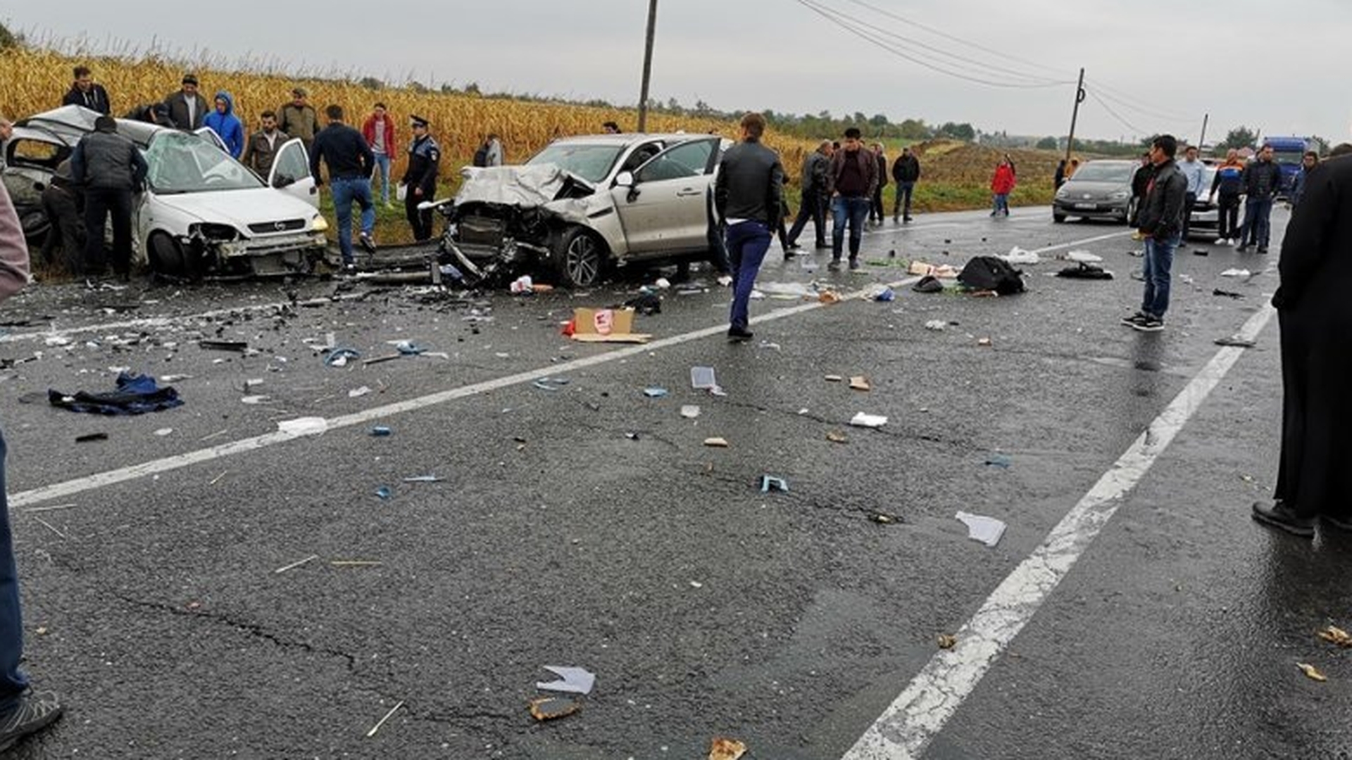 Accident cu patru morți, în Iași! Două mașini s-au ciocnit frontal, iar pasagerii au rămas încarcerați