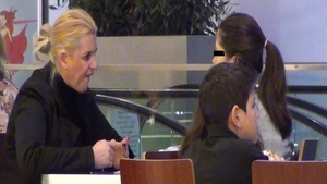 Dupa razboiul pe copii purtat cu sotul, Cristina Uzunov isi etaleaza calitatile de mama! Si-a scos fetita in oras!