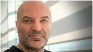 Ce a fost nevoit să îndure Dan Capatos când s-a mutat în București. Prezentatorul TV a făcut dezvăluiri neașteptate: "În primii ani mi-a fost infernal de greu"