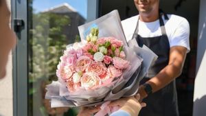 Românii plecați în străinătate trimit tot mai des flori acasă: un obicei care a devenit o punte emoțională între familii