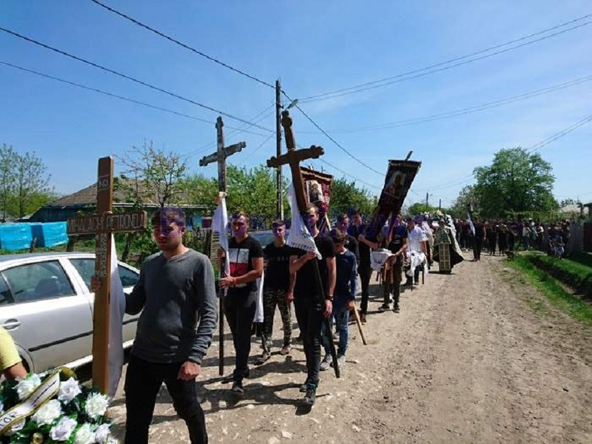 Petronela, tânăra din Botoșani ucisă cu 30 de lovituri de cuțit, înmormântată în rochie de mireasă! Imagini sfâșietoare