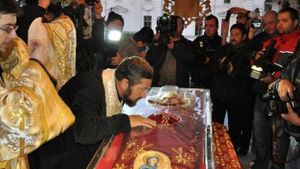 Caz șocant la Iași! Femeie filmată în timp ce șterge un mănunchi de măști de protecție de racla moaștelor Sfintei Paracheva:” Duc măștile acasă...”
