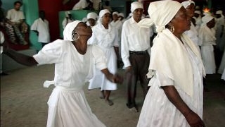 VIDEO Sute de adepti ai cultului voodoo din Haiti s-au rugat pentru victimele cutremurului din 12 ianuarie