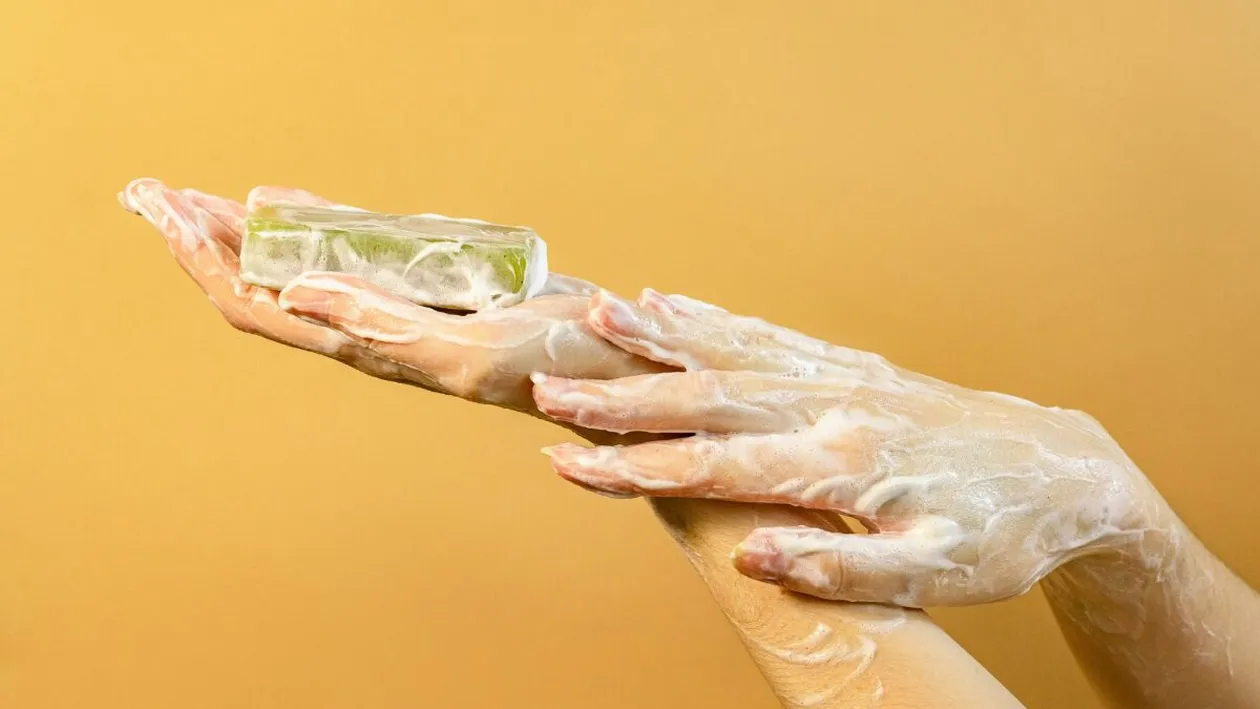 Secretul din spuma de pe mâini: cum distruge săpunul bacteriile și virusurile fără să ne dăm seama