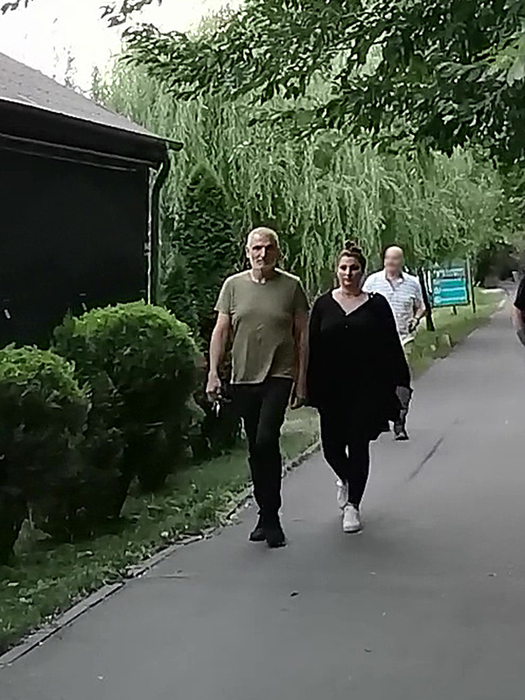 Damian Drăghici se ”antrenează” cu plimbări lungi și alerte prin parc