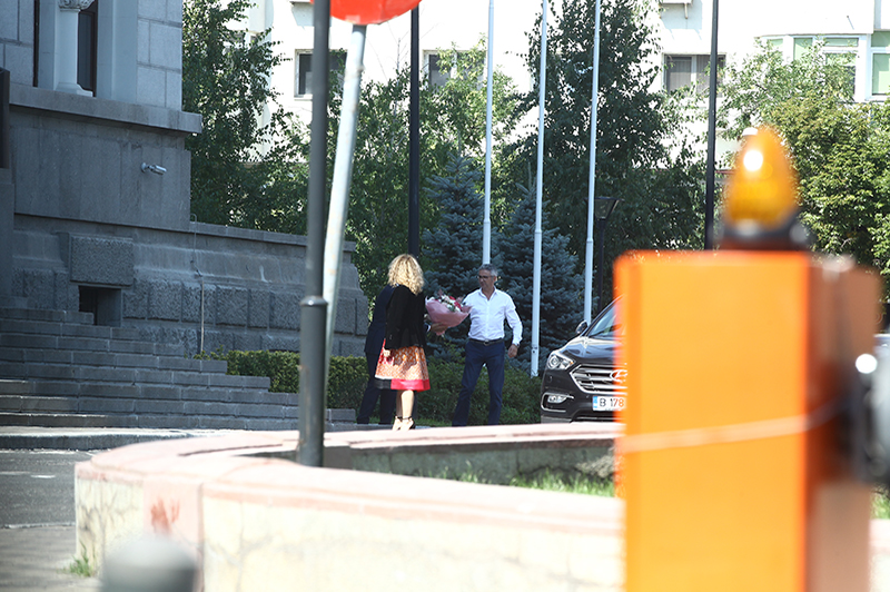 Cineva îi aduce lui Copos florile uitate în mașină