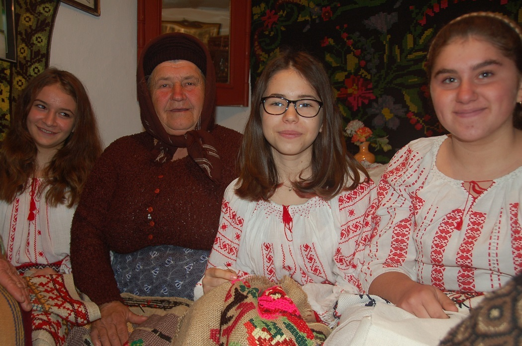 Tinerele fete sunt încă atrase de obiceiurile din strămoşi