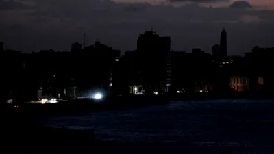 O țară întreagă a rămas în întuneric după ce reţeaua electrică națională a cedat