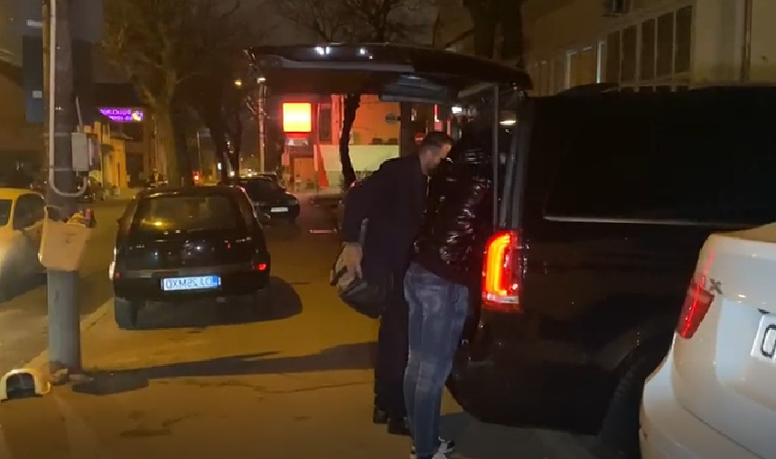 Alex Bodi a ieșit zâmbitor pe poarta Penitenciarului din Craiova, fiind aşteptat de un prieten care l-a ajutat să-și ducă bagajele la mașină