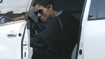 Halle Berry si-a luat ditamai bradul