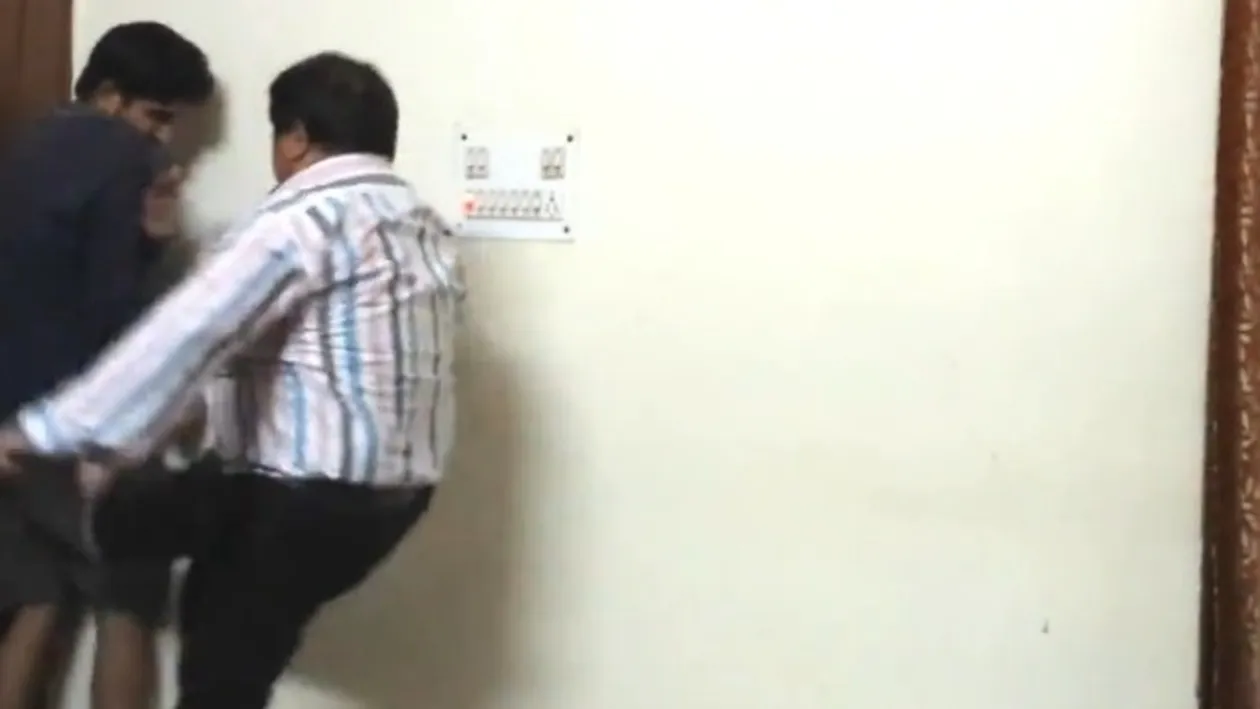 A vrut sa-i faca o FARSA tatalui sau dar a luat o bataie pe care o va tine minte! Ce a putut sa-i spuna: Tata, imi pare rau ..