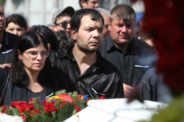 Părinţii lui Ionuţ Anghel au fost devastaţi la înmormântarea fiului lor