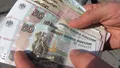 Rușii golesc băncile de bani cash de teama situației economice. Sumele astronomice pe care le retrag în fiecare lună