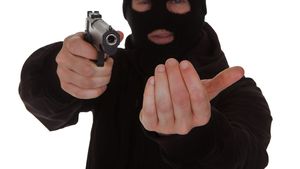 Cel mai politicos hoț! A încercat să jefuiască o bancă cu un pistol de jucărie. A plecat după ce a fost refuzat