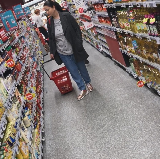 Gabriela Cristea a ”valsat” printre rafturi, bucurându-se la maximum de partida de shopping