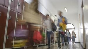 Elevii unei clase I din Galați au făcut ore pe hol, în prima zi de școală