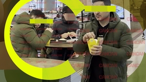 A organizat o întâlnire cu prietenii la mall şi... Artistul a înfulecat pe nerăsuflate de la fast-food, înainte ca Piedone să declanşeze “jihadul”