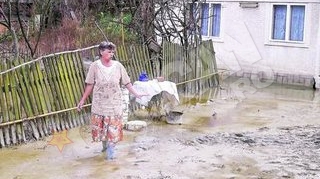 Inundati de noroi, petrol si saramura