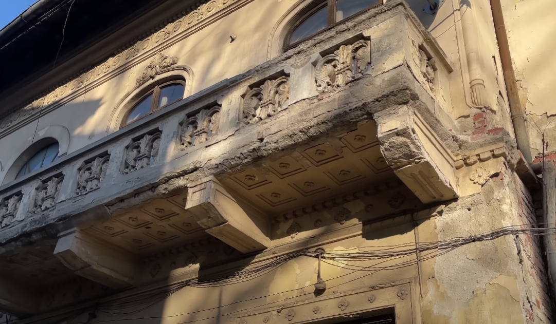 Casa pe care Puya vrea să o renoveze/ Sursa foto: Captură Youtube