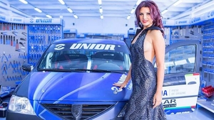 Atentie, imagini interzise cardiacilor! Cel mai sexy copilot din Romania, asa cum nu ai vazut-o: aproape dezbracata, intre scule!