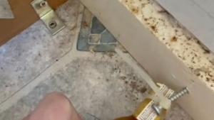 Mesajul emoționant găsit de un instalator în podeaua unei case de la foștii chiriași | VIDEO