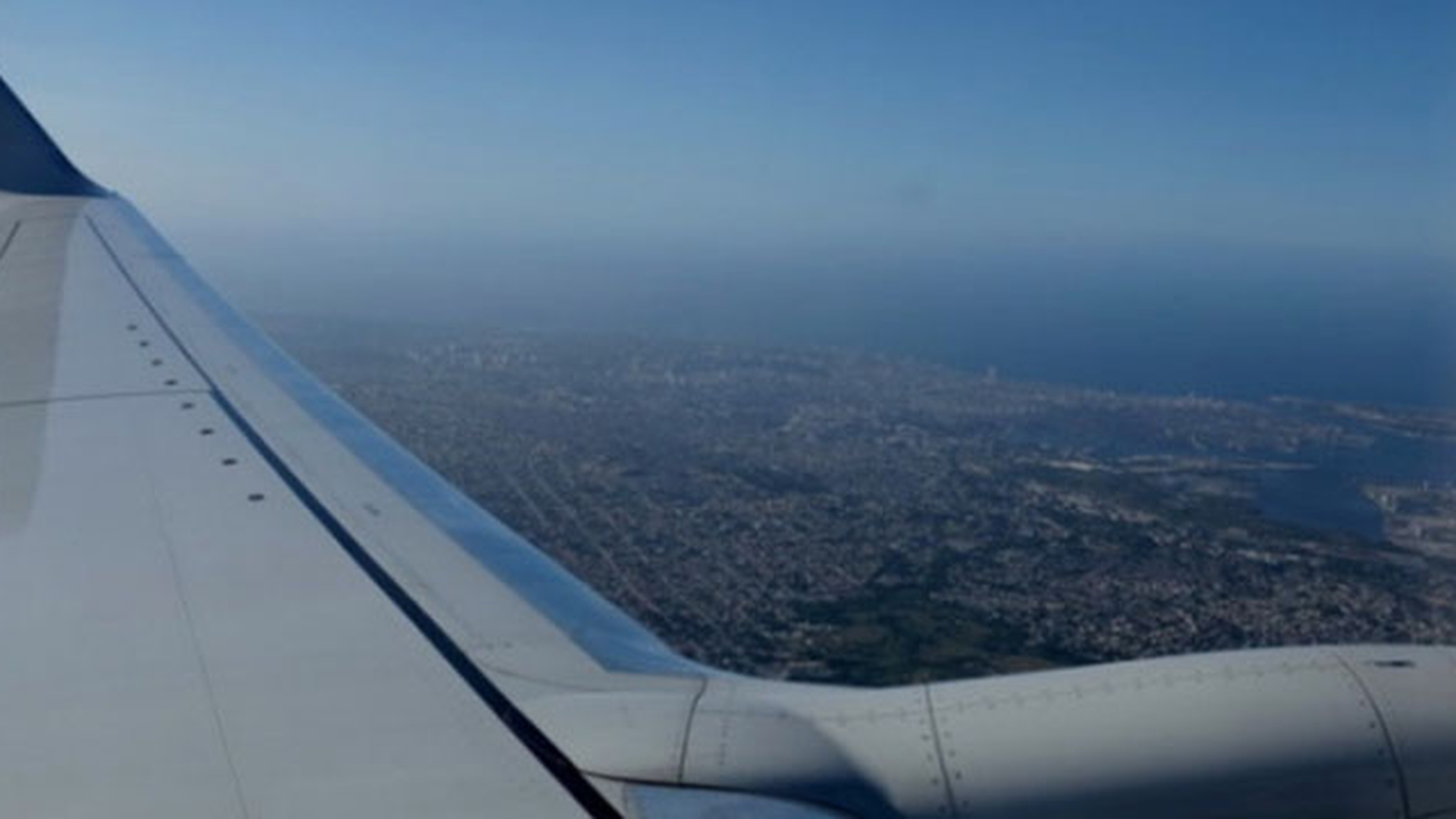 ALERTĂ CU BOMBA! Un avion a aterizat de urgenta!