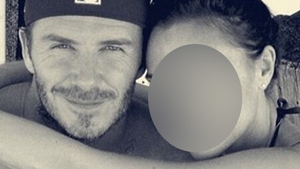 Chiar si cea mai serioasă vedetă din lume poate zâmbi! Victoria Beckham, surprinsă intr-o ipostază extrem de rară