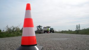 Situație nemaiîntâlnită în Brașov. O stradă asfaltată în campania electorală a fost decopertată în miez de noapte