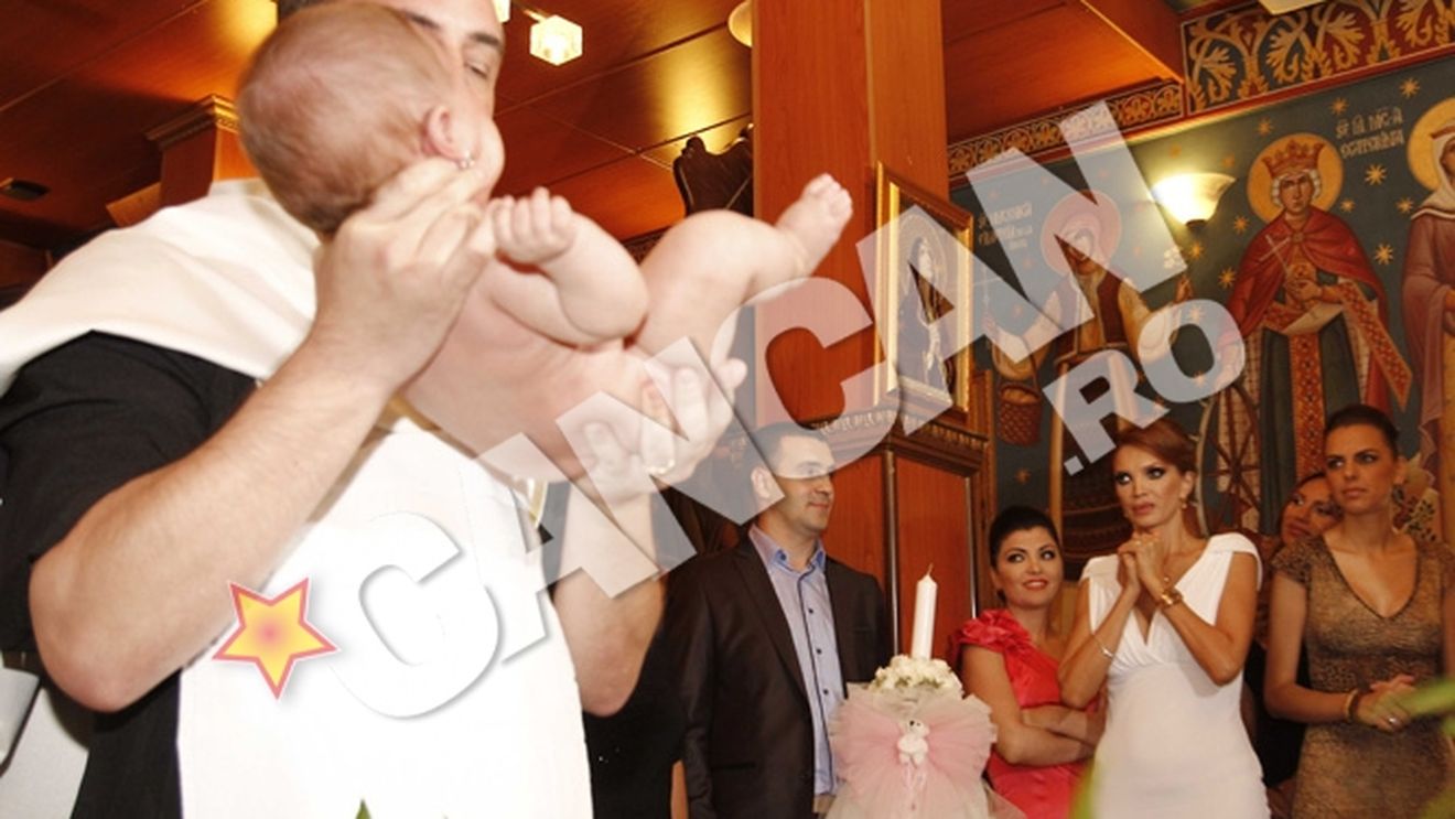 Cristina Spatar si-a botezat fiica! Vezi prin ce emotii a trecut artista in momentul in care a bagat-o pe micuta in cristelnita