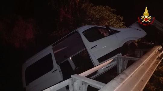 Români răniţi pe o autostrada din Italia. Trei sunt în stare gravă