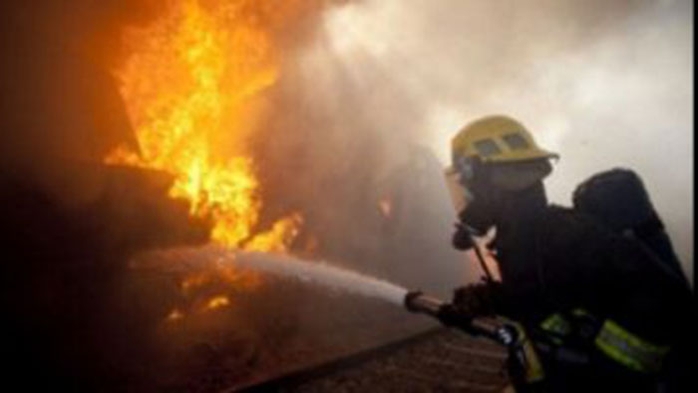 Incendiu in Capitală! Un apartament din Sectorul 6 a fost cuprins de flăcări, după ce proprietarii au uitat o lumânare aprinsă