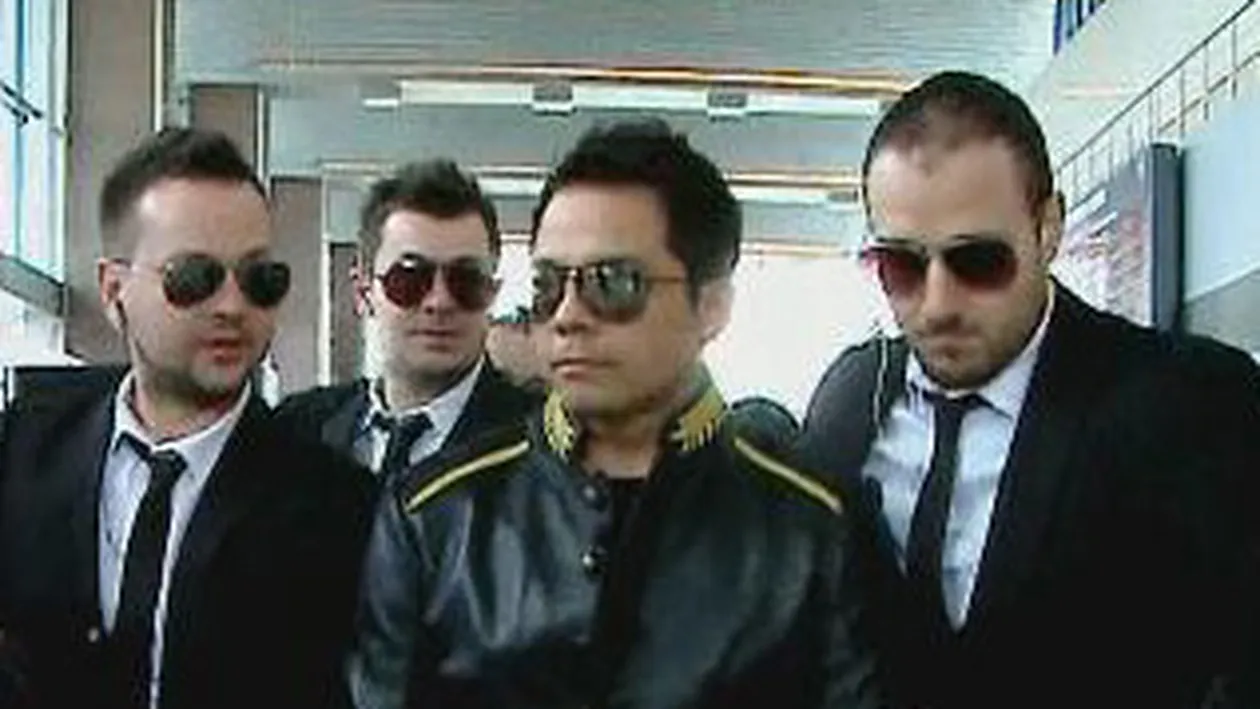 Jean de la Obama, aşteptat la aeroport in stil pur românesc: Eu să mă urc in Dacia asta?. Vezi ce cadou a primit la sosire