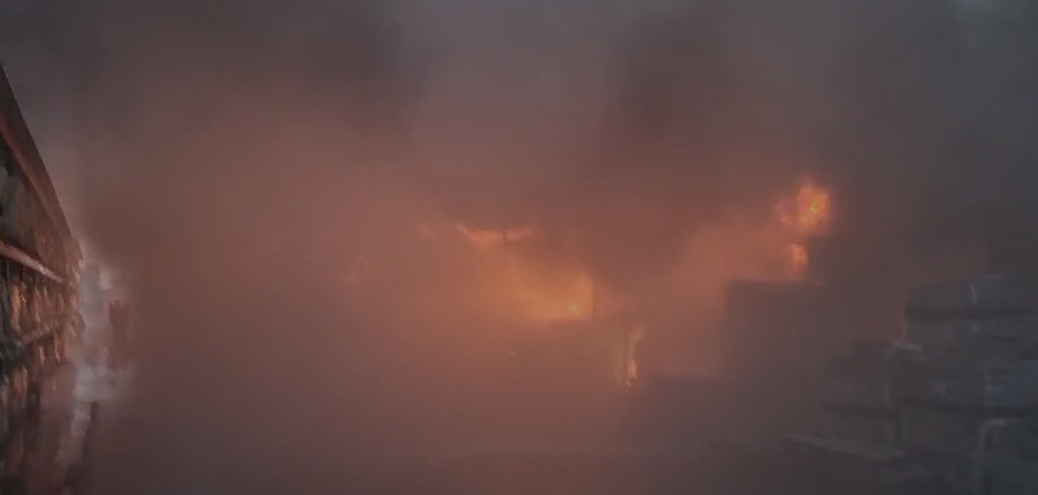 Incendiu major la o fabrică din Craiova! Mesaj RO-Alert pentru locuitori, pompierii luptă de ore bune cu flăcările uriașe