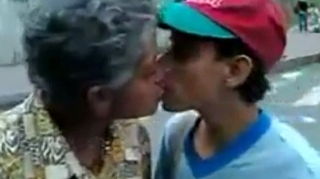 VIDEO Nimic nu-i mai frumos decat femeia, evident la varsta a treia! Baba asta se saruta de mama focului cu un pusti care ar putea sa-i fie stranepot!