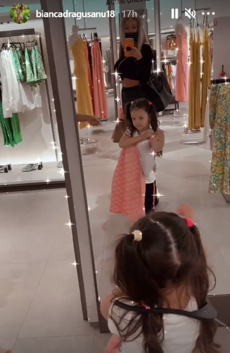 Bianca Drăgușanu, cu fetița la plimbare prin mall / Sursă foto: captură Instagram