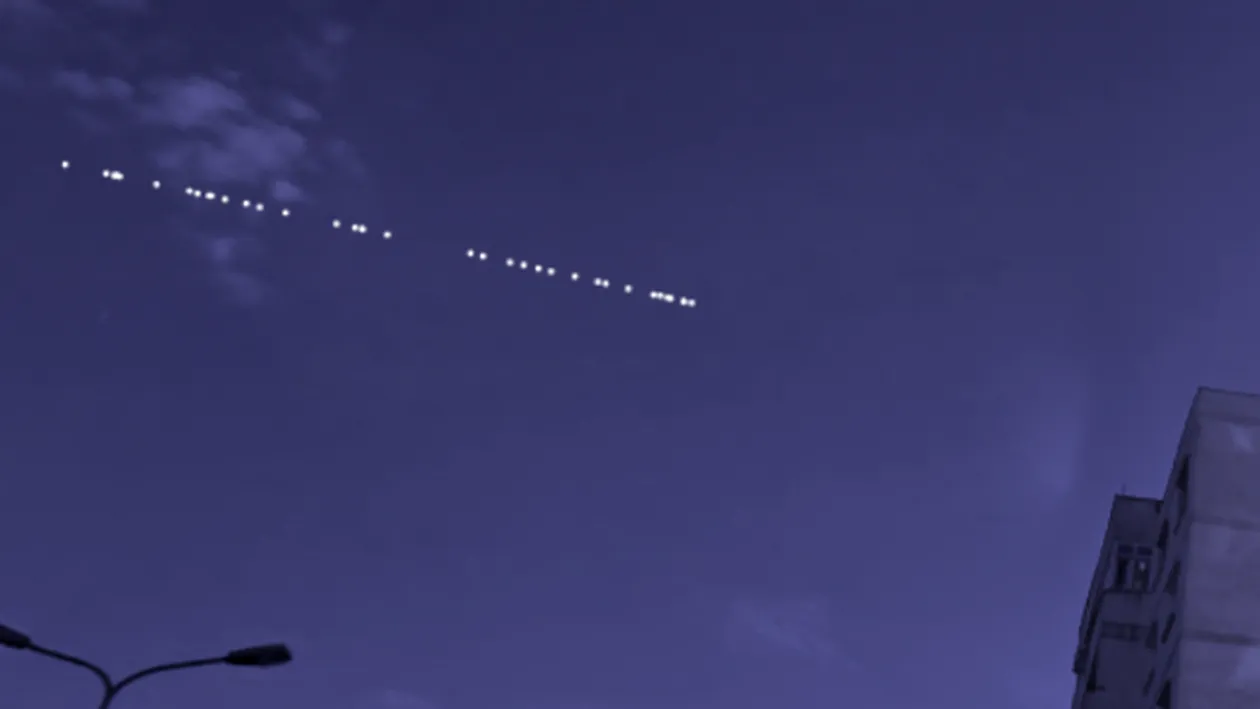 Ce reprezintă, de fapt, linia punctată care apare pe cerul Iașului. Elon Musk este direct responsabil. FOTO
