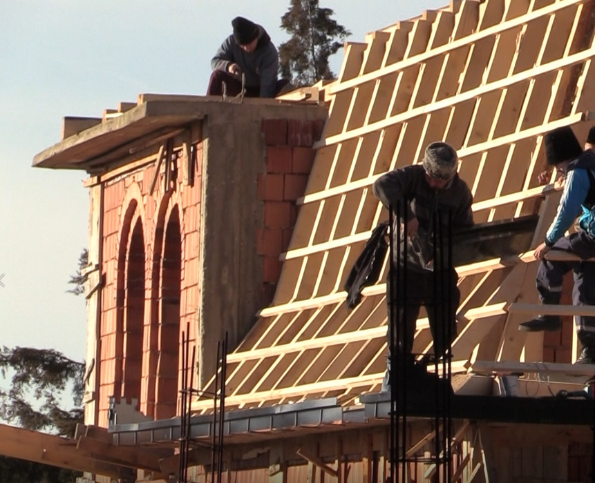 Şi totuşi cineva se încumetă să mai şi construiască în Covăsânţ