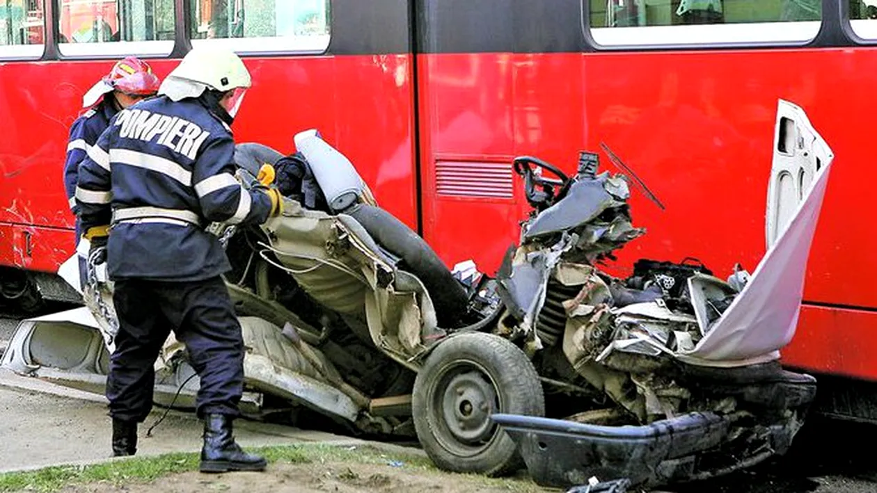 A scapat de moarte ca prin minune: M-am trezit lipitade tabla tramvaiului